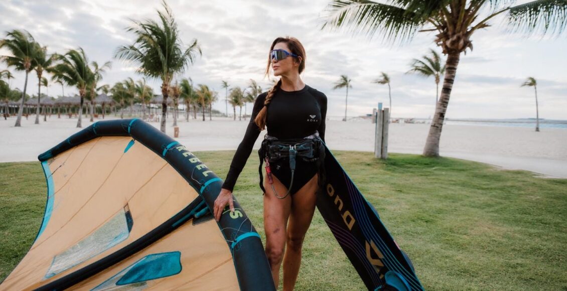 A influenciadora Tayane Dalazen aproveita o kitesurf no Carnaúba Wind House, em Preá (CE).