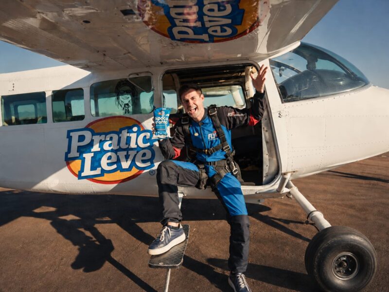 Rezende leva publicidade a outro nível em ação da Pratic Leve nos céus