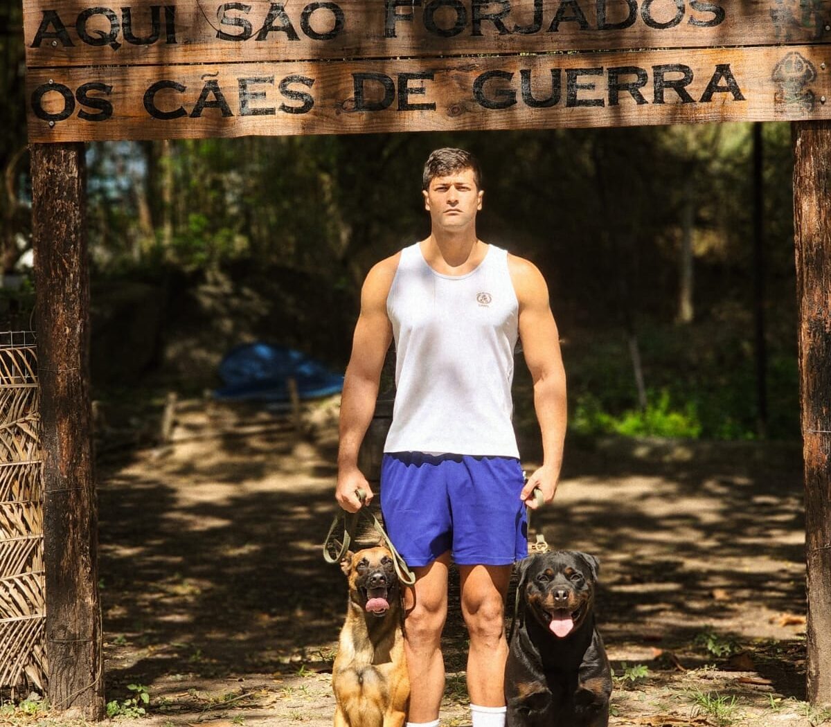 Fuzileiro Naval Lucas Oliveira conquista certificação internacional com o cão de guerra Quill e lança livro