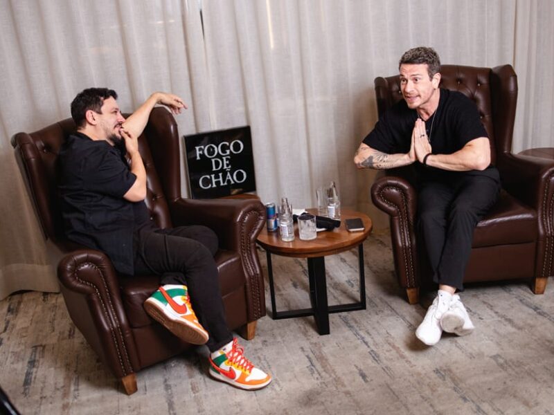 Fogo de Chão inova na estratégia de marketing ao apostar em podcasts no Brasil