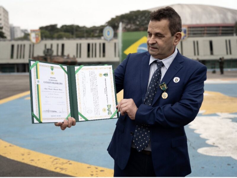 Urandir Fernandes de Oliveira recebe a Medalha do Exército Brasileiro