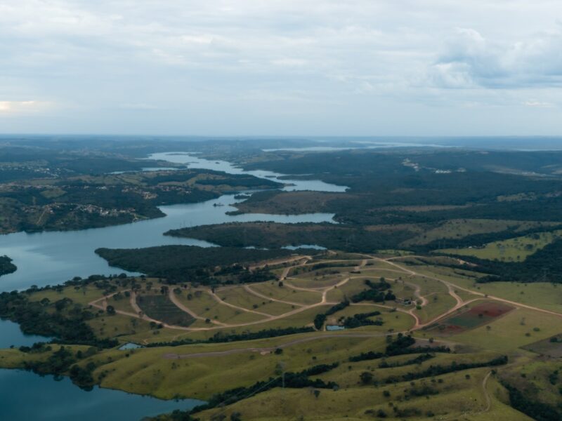 O canteiro como argumento: por que a Fazenda do Lago mostra a obra antes de mostrar a planta