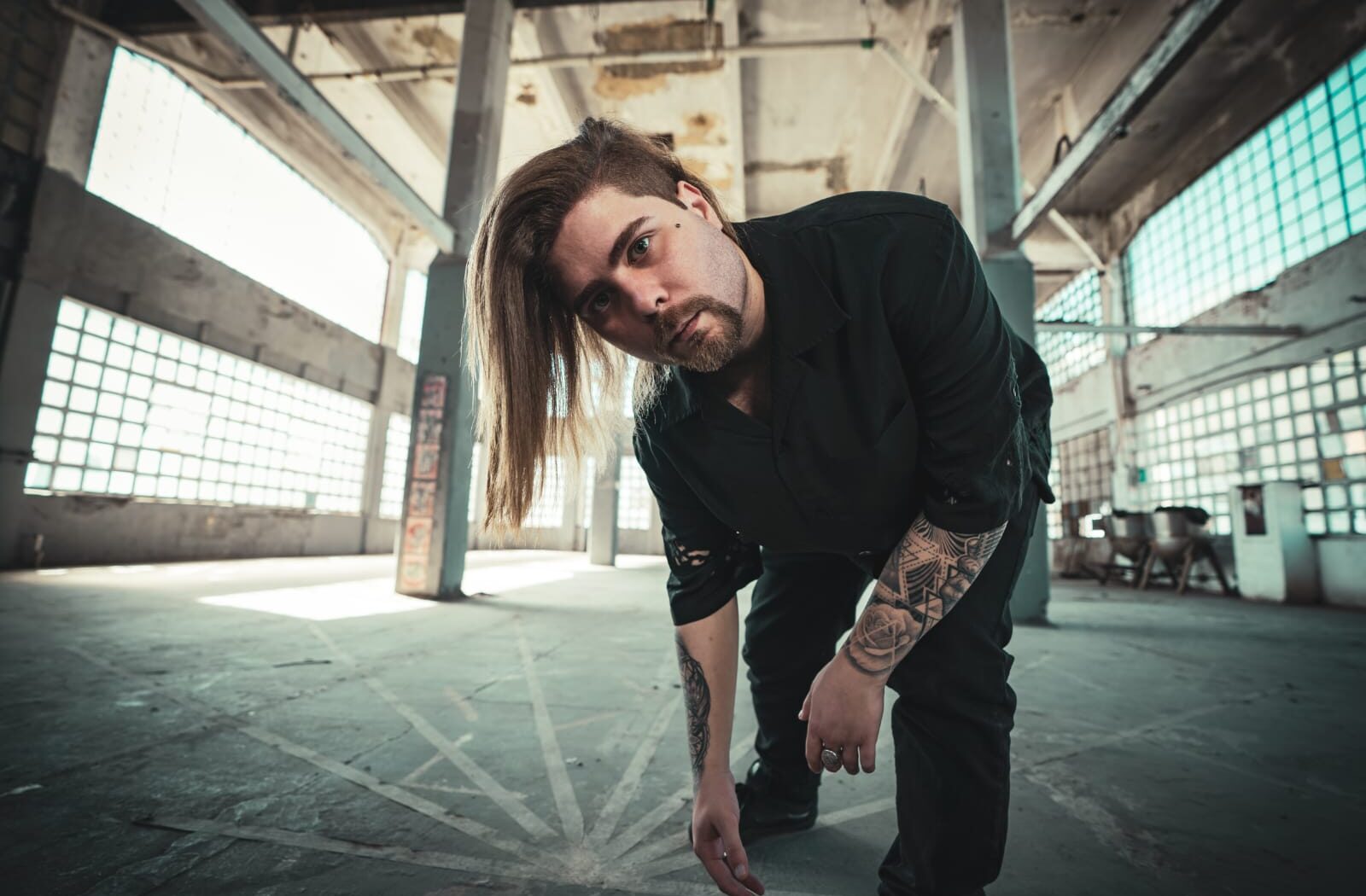 KRAD aborda a busca por uma felicidade ilusória em “Fake Happiness”