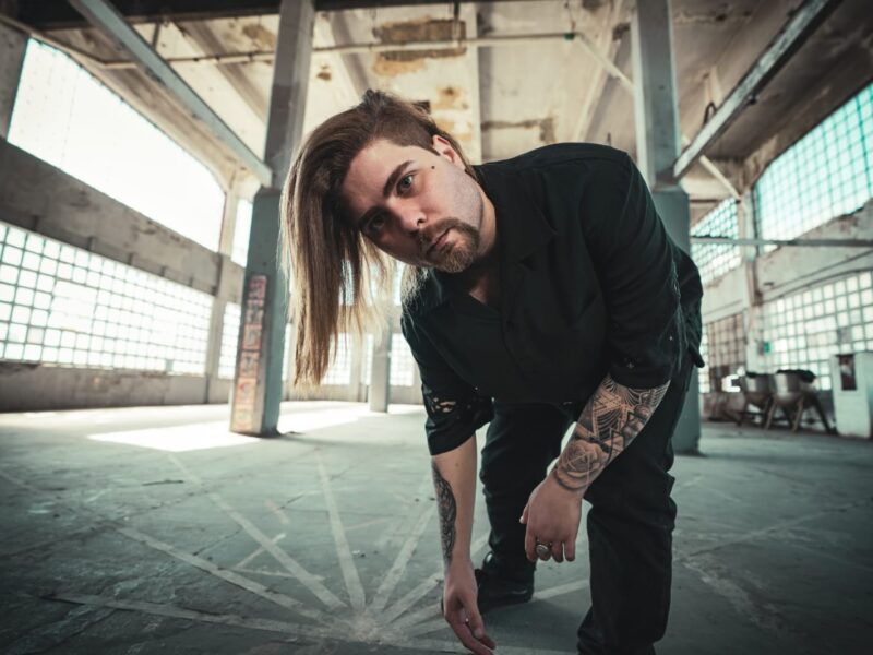 KRAD aborda a busca por uma felicidade ilusória em “Fake Happiness”