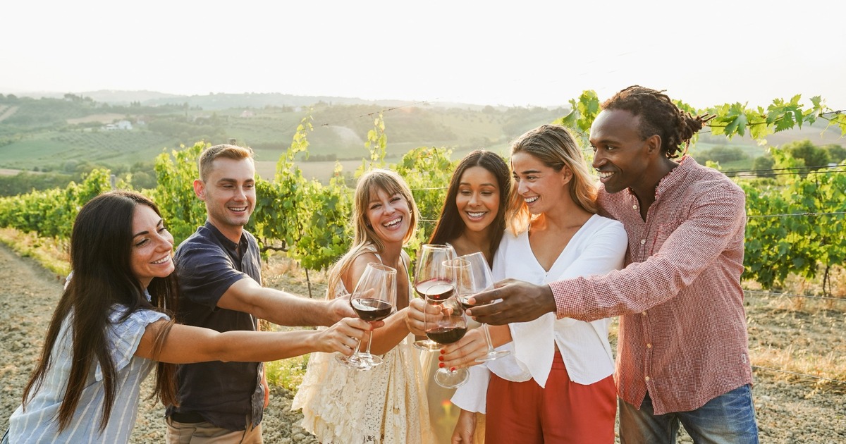 Vindima na Toscana vira roteiro para produzir vinho com rótulo próprio