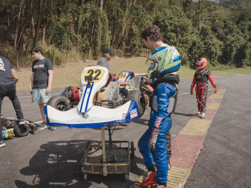 Daniel Lancaster acompanha estreia do filho João no kart aos 7 anos SP
