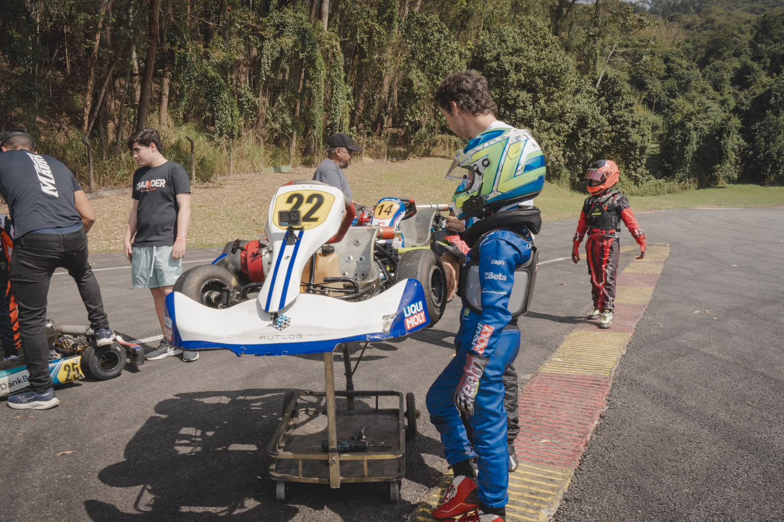 Daniel Lancaster acompanha estreia do filho João no kart aos 7 anos SP.