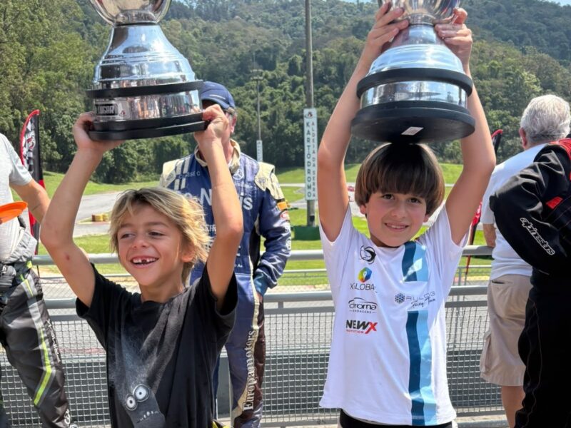 Daniel Lancaster acompanha estreia do filho no kart e celebra 1º pódio