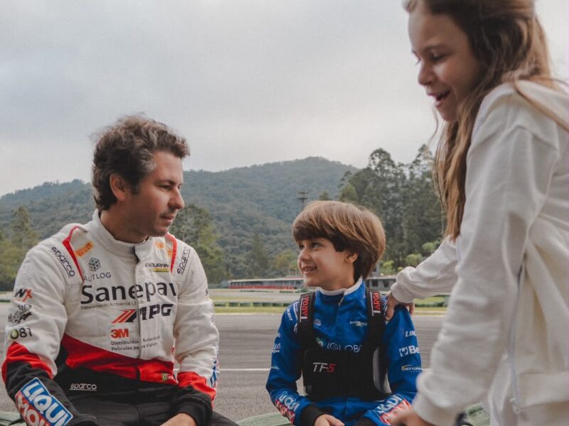 Daniel Lancaster acompanha a estreia do filho João no kart aos 7 anos!