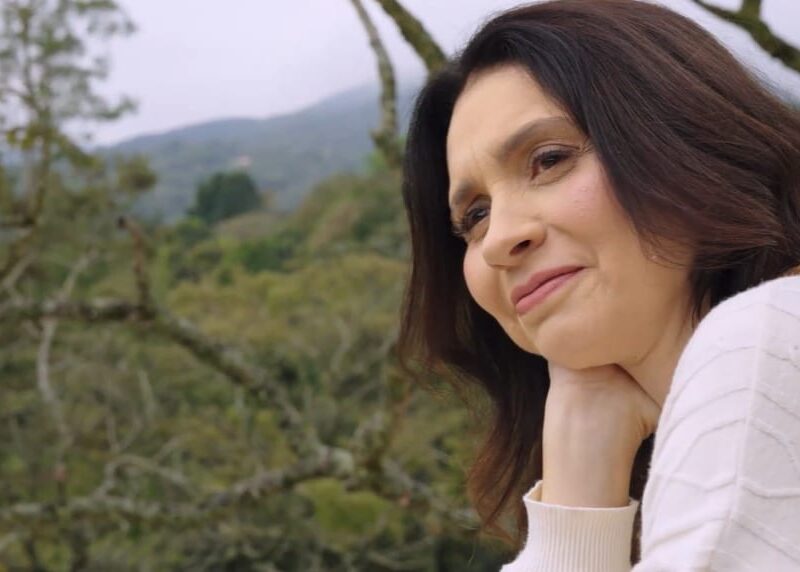 A gerente que enfrentou o câncer de mama e virou a voz do Outubro Rosa da Mahogany
