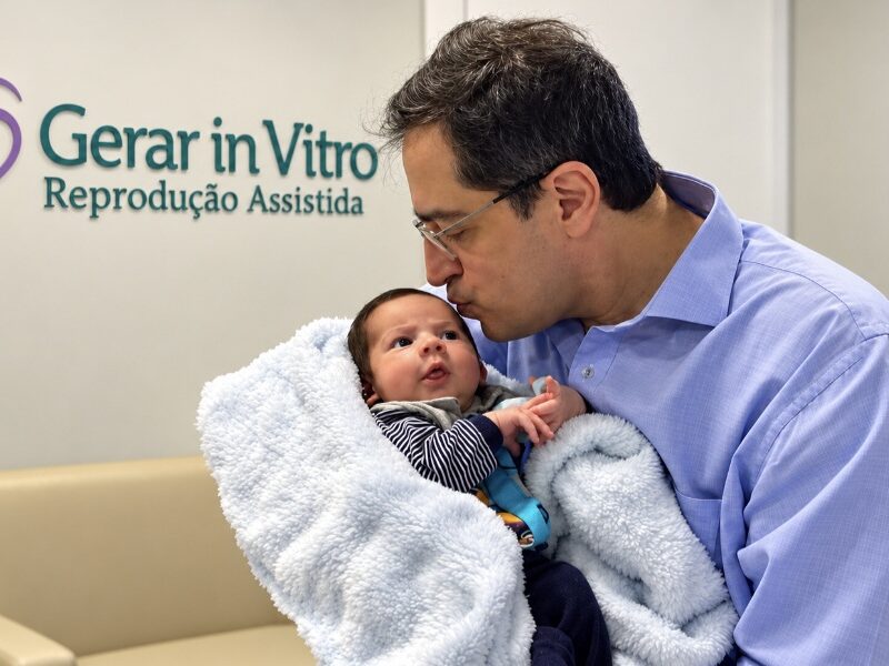 Mãe homenageia médico e dá seu nome ao filho após tratamento de fertilidade