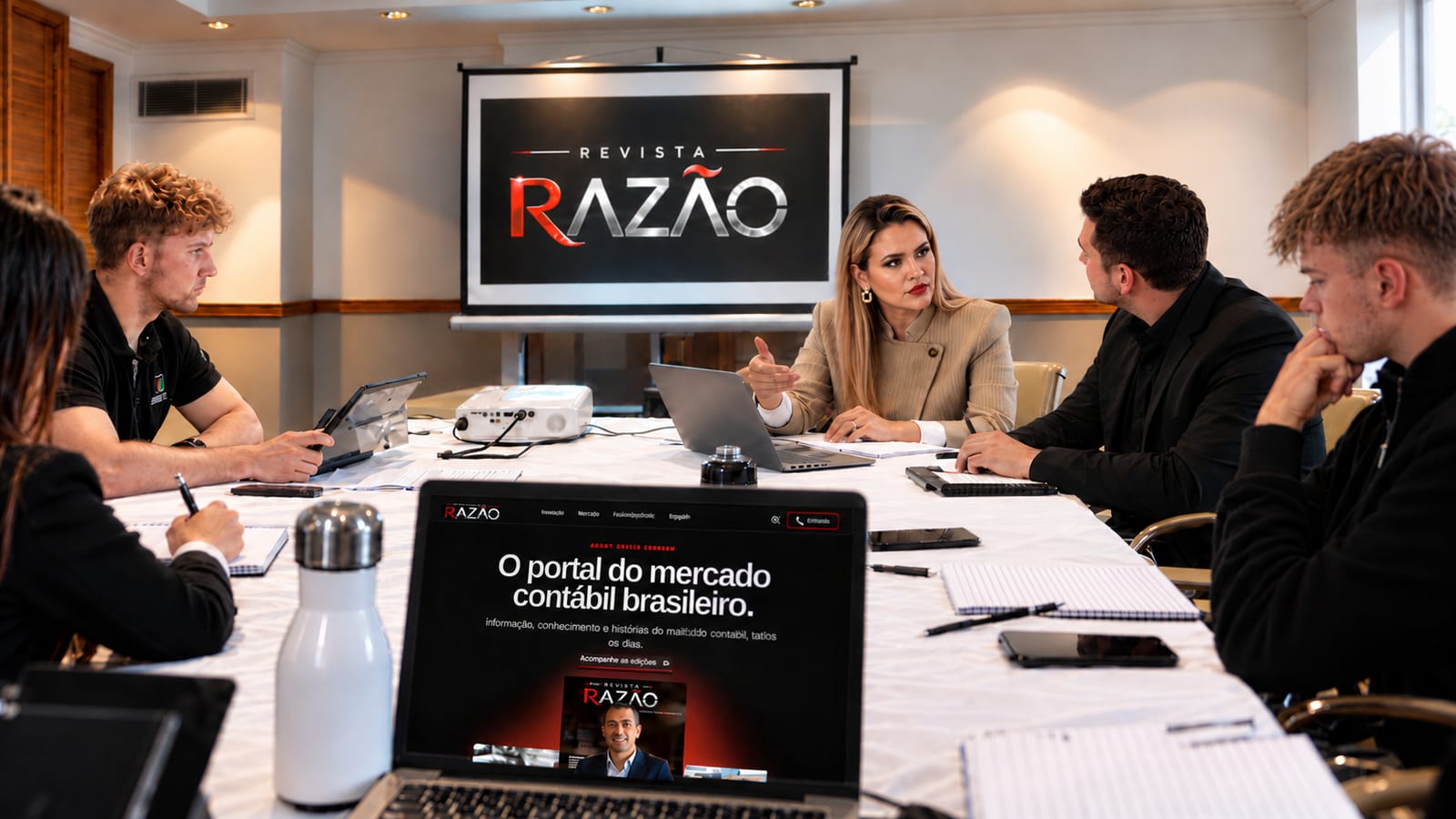 Identidade visual da Revista Razão em ambiente corporativo, com o Portal Razão em destaque.